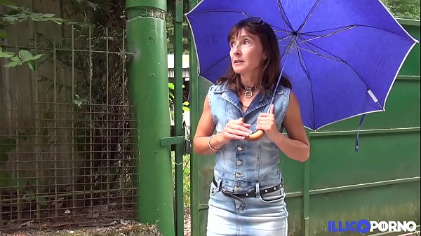 Madurita interesante se lo monta con un desconocido en el jardín