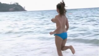 Corriendo con tetas al aire en la playa